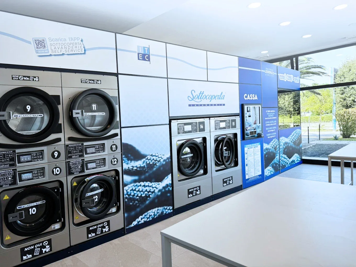 Sottocoperta Orte: Interno di una lavanderia self service Sottocoperta con lavatrici, asciugatrici e cassa automatica